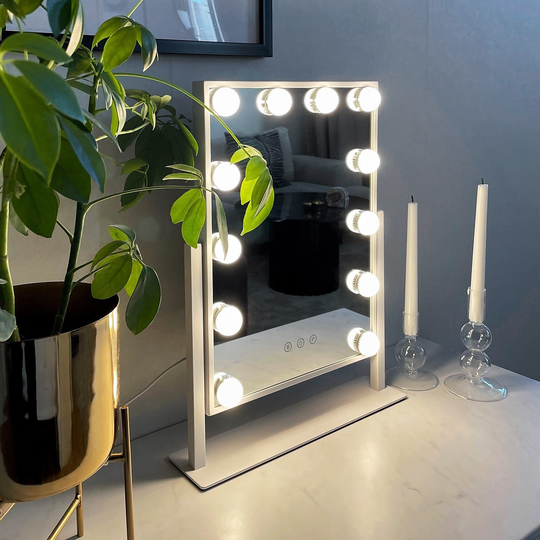 Sminkspegel på fot med LED-belysning - PAMELA WHITE